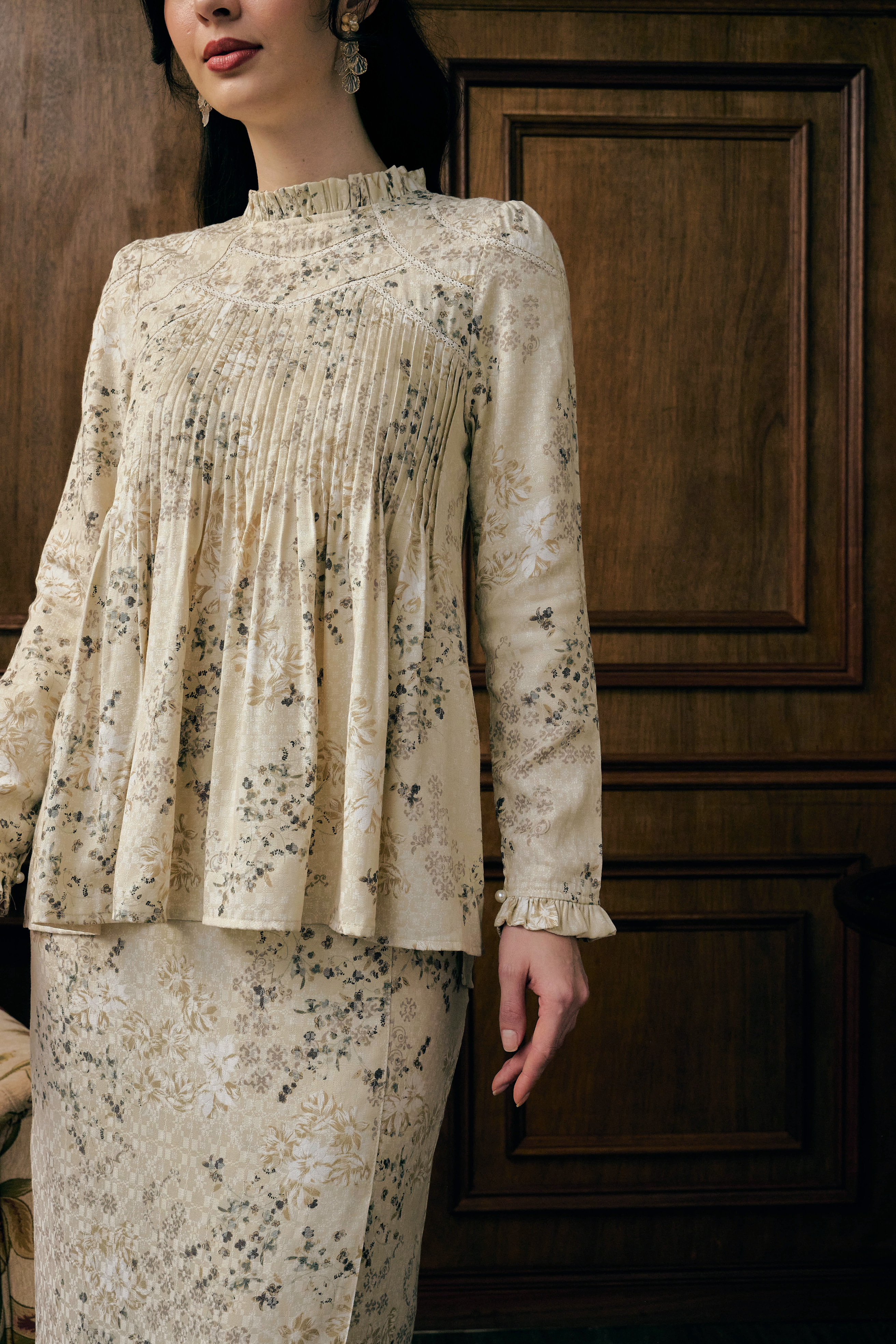 The Tradisi Jannah Kurung in Ecru