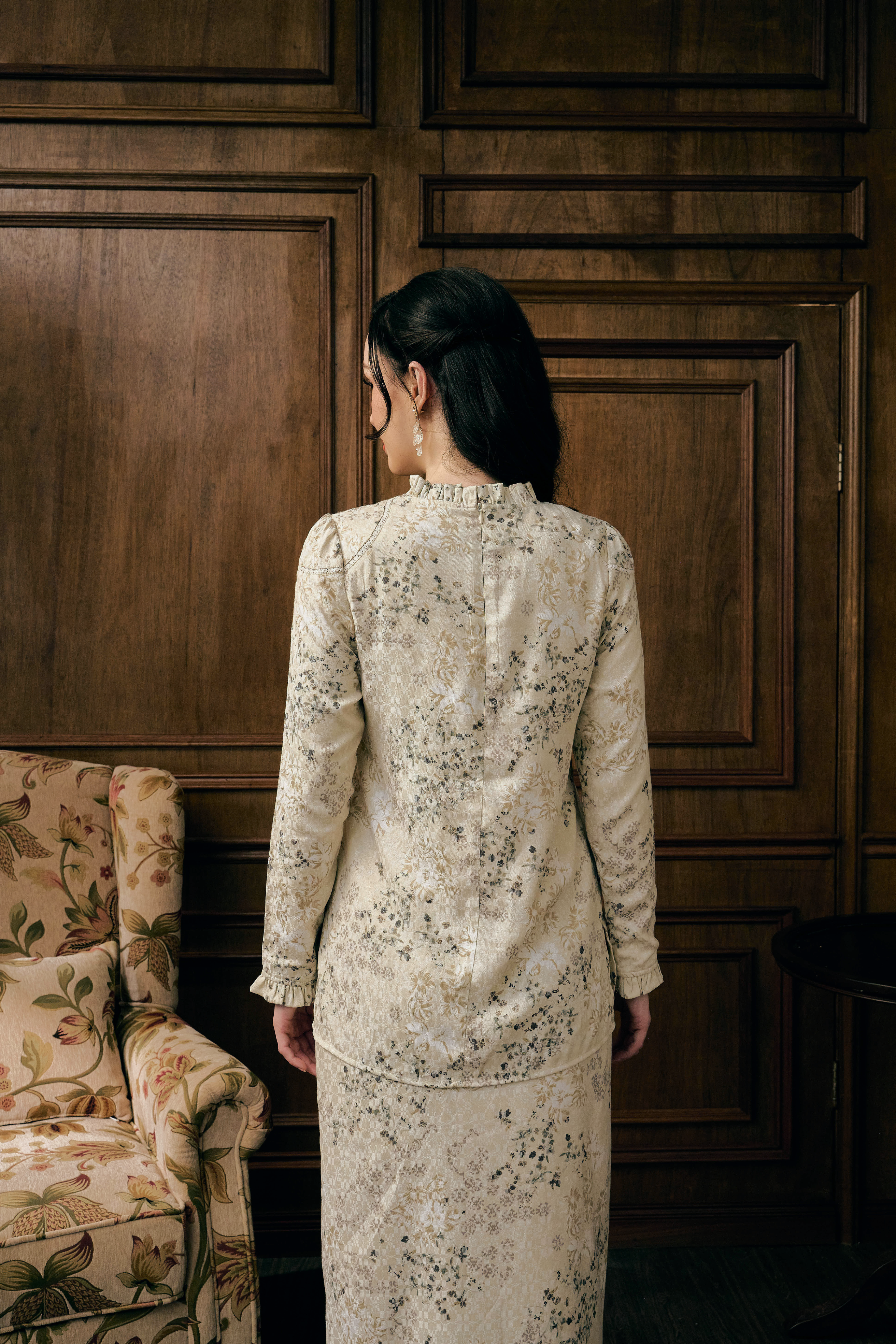 The Tradisi Jannah Kurung in Ecru